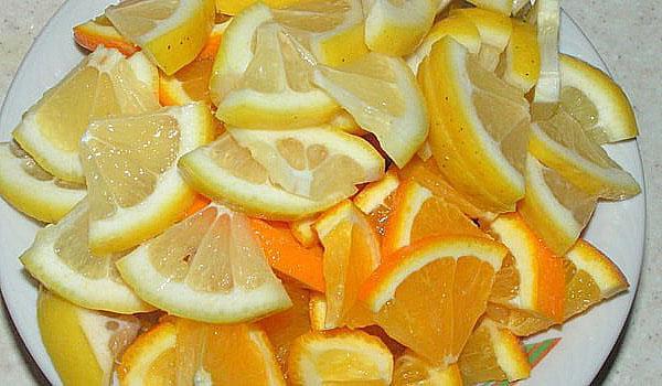 يقطع البرتقال والليمون إلى شرائح