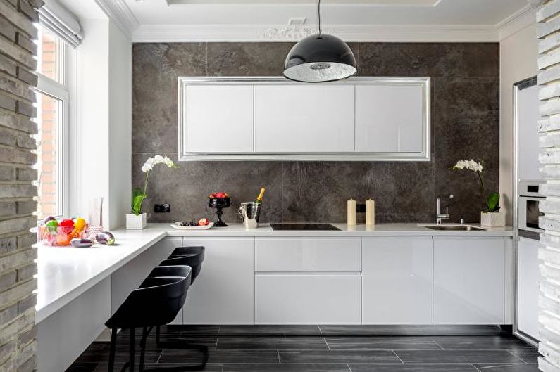 Notranja zasnova kuhinje v beli barvi - fotografija