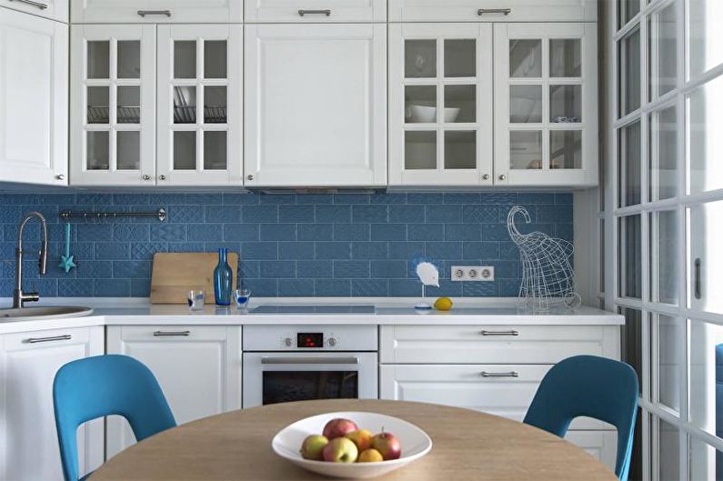 Notranja zasnova kuhinje v beli barvi - fotografija