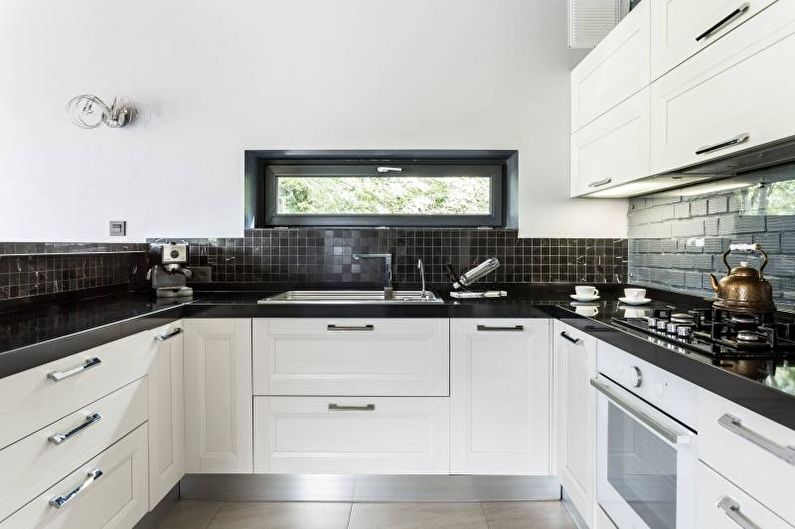 Návrh interiéru kuchyne v bielej farbe - foto