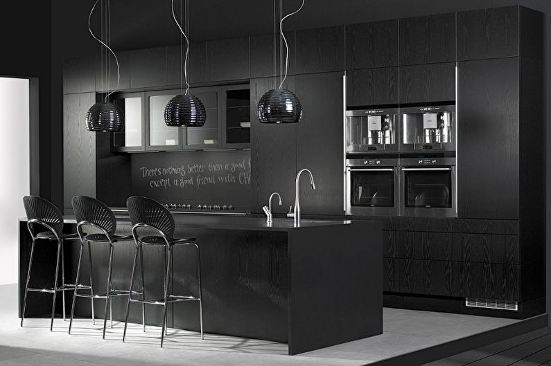 Črna kuhinja - fotografija notranje opreme