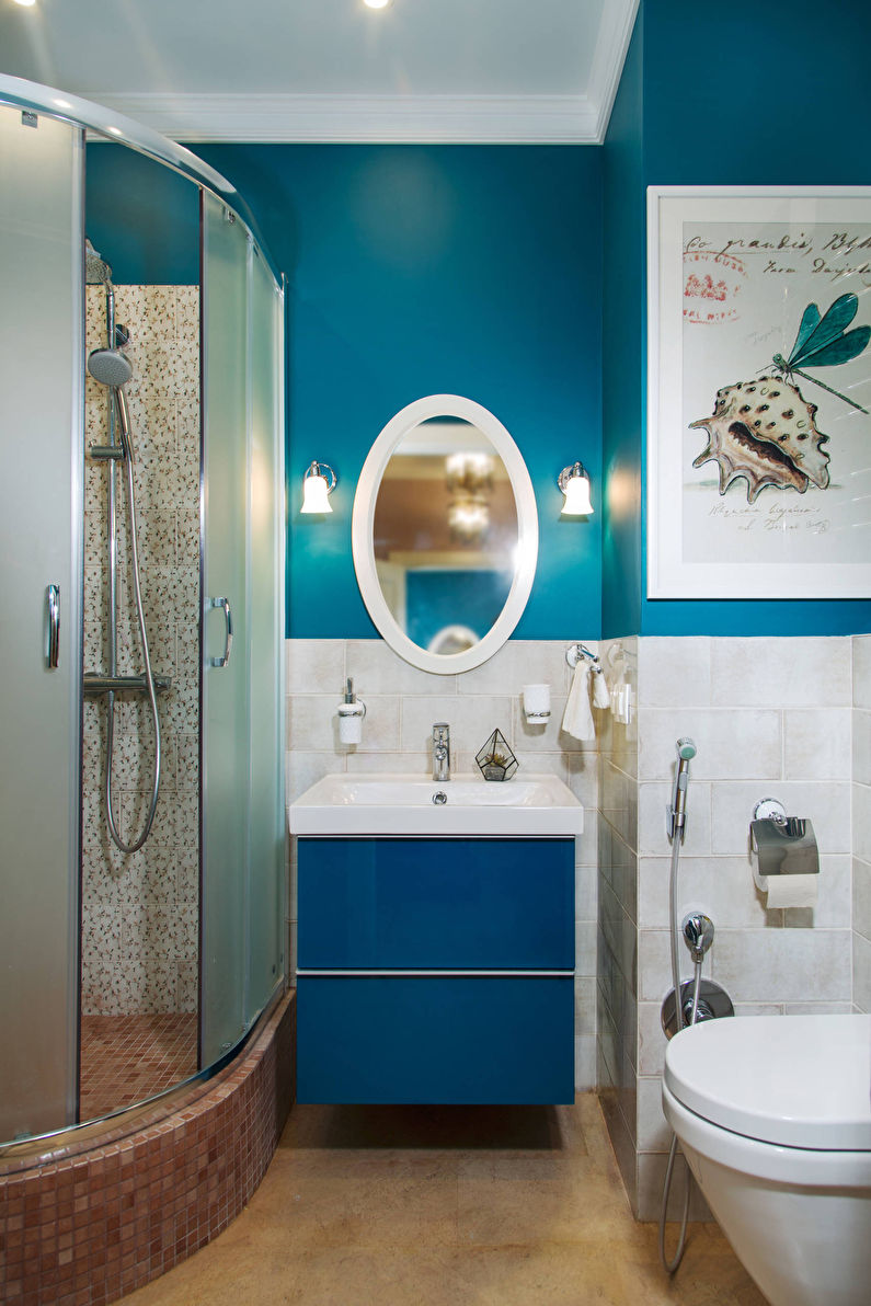 Malý dizajn kúpeľne v modrej farbe