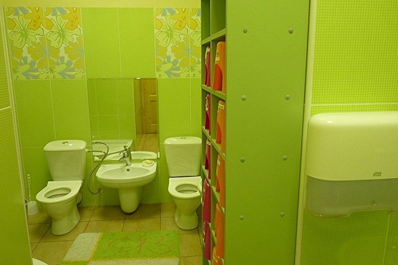 Veggdekorasjon på toalettet - foto