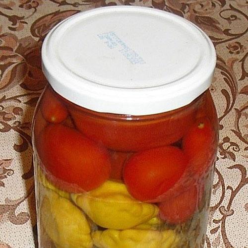 Tomaten mit Kürbis mit kochendem Wasser übergießen