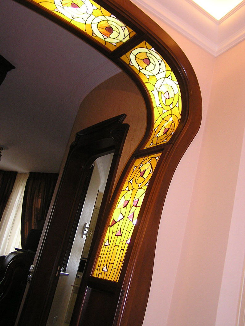 Vidrieras: decoración y decoración del arco de placas de yeso.