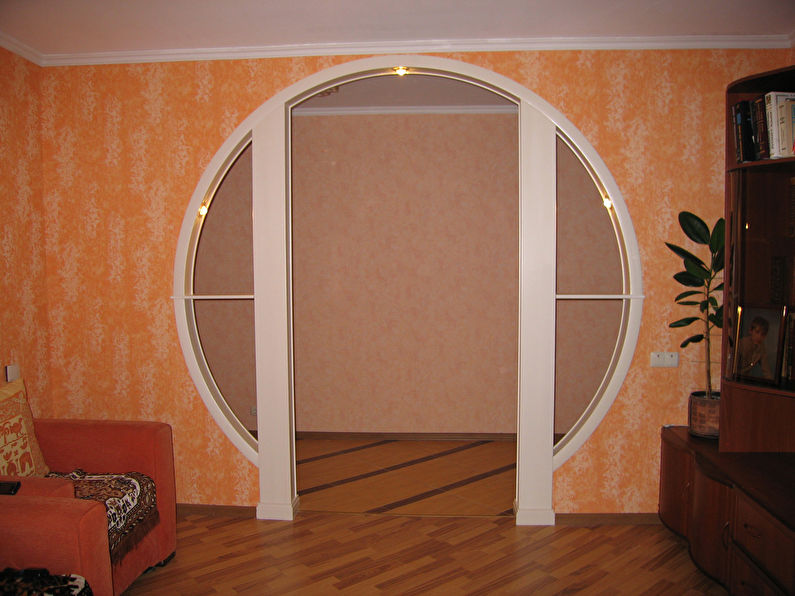 Arco de medio punto de cartón-yeso en el interior del salón.