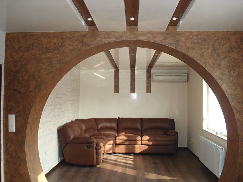 Arco redondo de paneles de yeso en una pequeña sala de estar - diseño