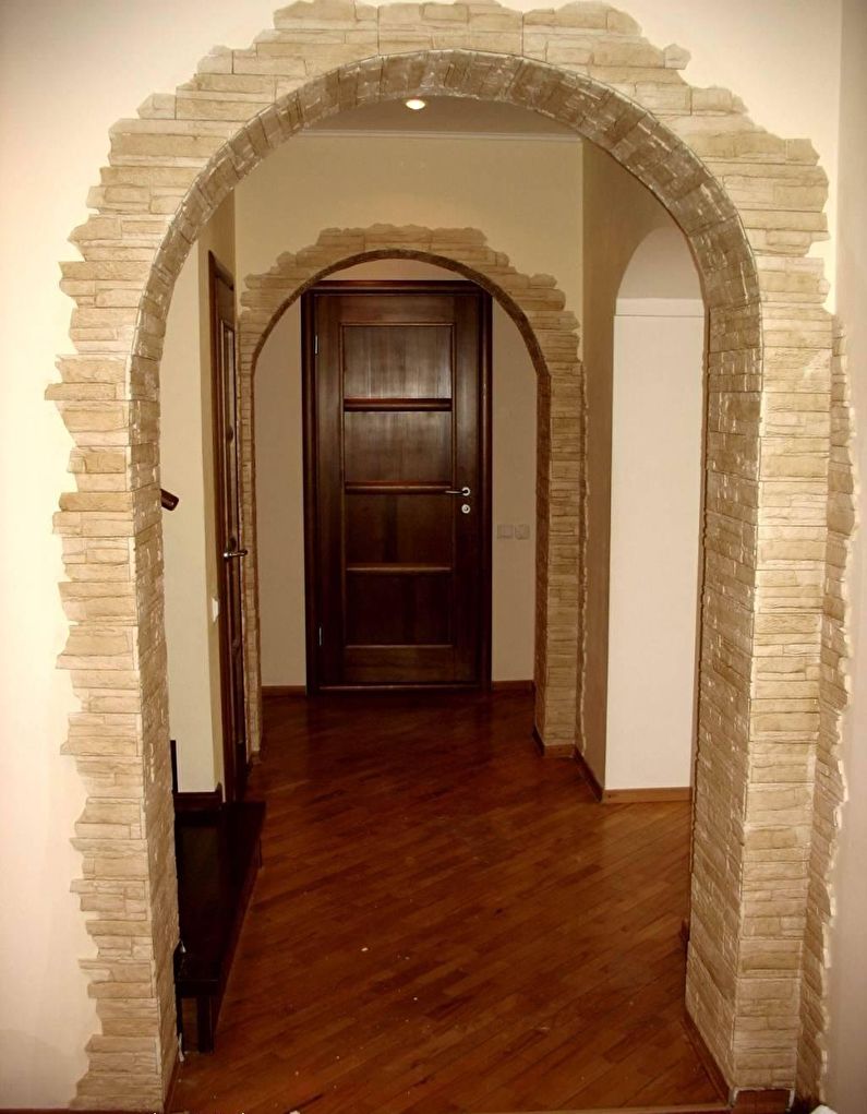 Arco de yeso con piedra decorativa - pasillo