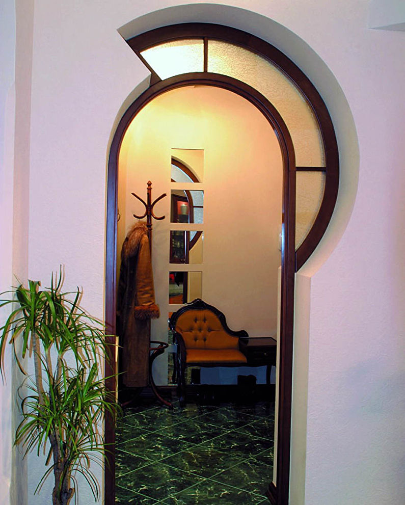 Arco de paneles de yeso con figuras en el pasillo y el pasillo - diseño