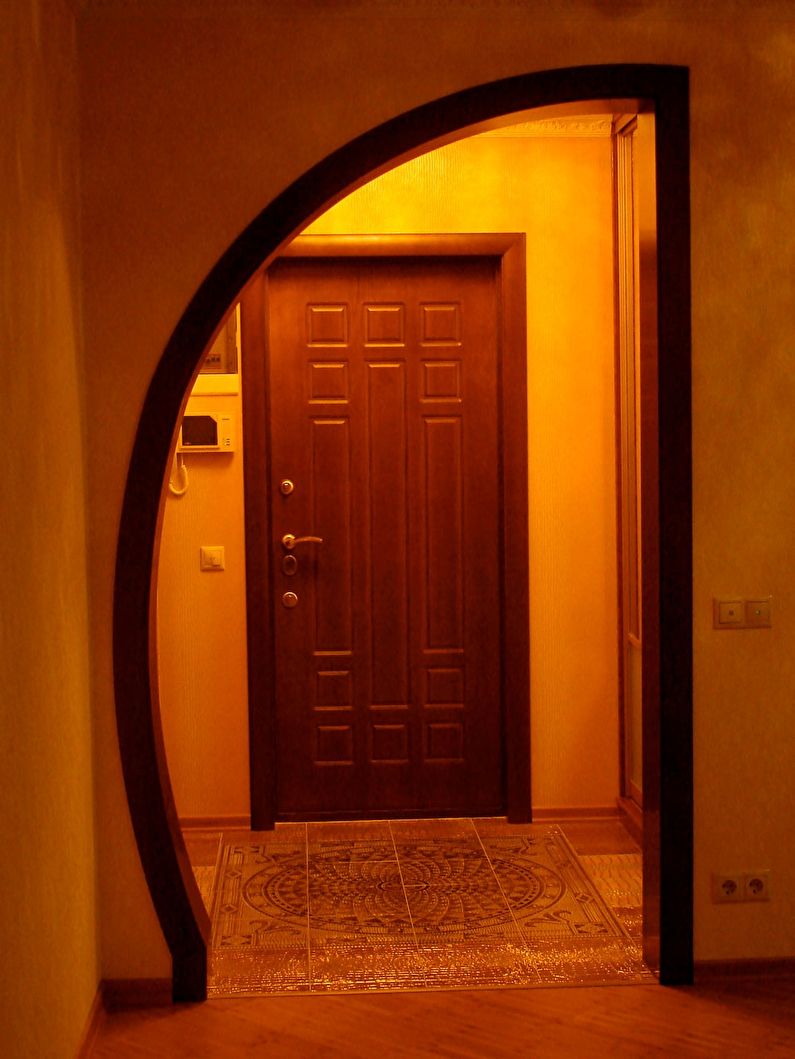 Arco de paneles de yeso en un pequeño pasillo - diseño