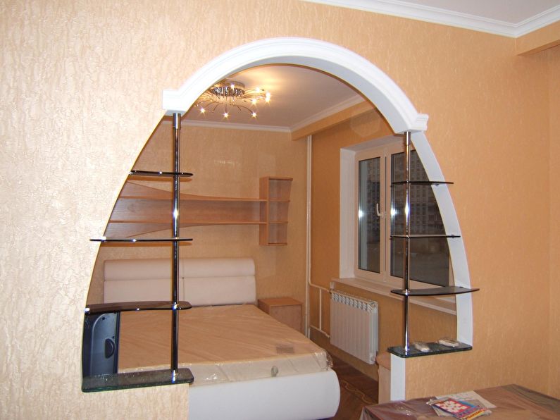 Arco de paneles de yeso con figuras en el dormitorio - diseño