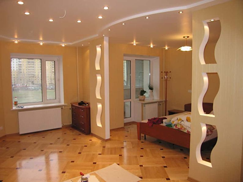 Arco de paneles de yeso con figuras en el dormitorio - diseño