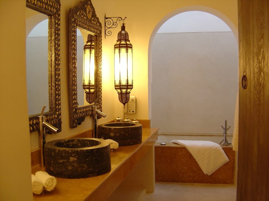 Marockansk stil i det inre av ett badrum med en båge