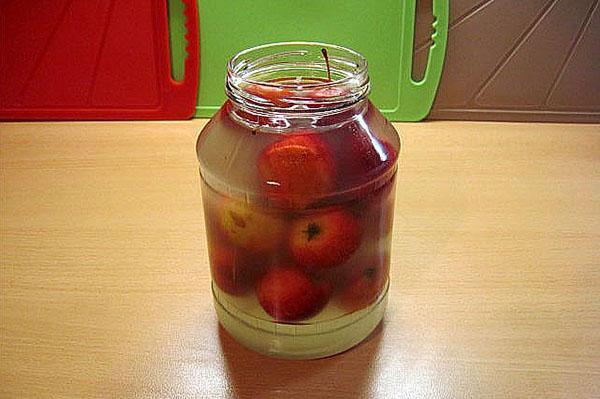 jablka zalijte vroucí vodou