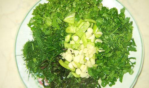 do salátu přidejte bylinky a česnek