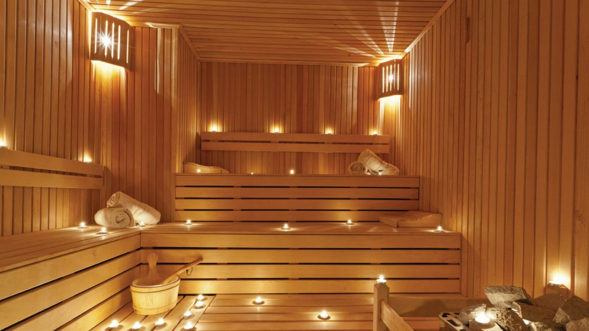 Sauna finlandesa: las piedras secas se calientan con madera