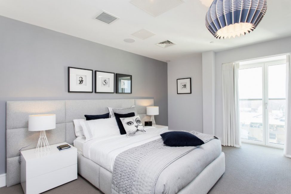 Bela postelja se popolnoma prilega neoklasicistični, klasični in minimalistični notranjosti