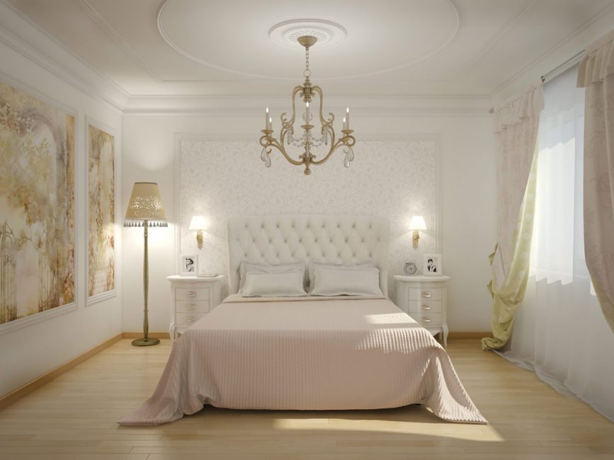 En seng i et klassisk interiør forutsetter et dekorativt utskåret hodegjerde