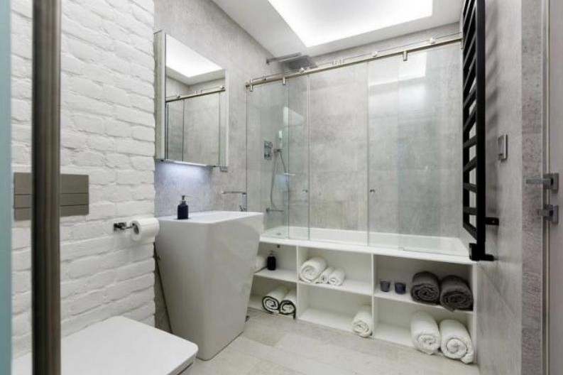 Biela podkrovná kúpeľňa - interiérový dizajn
