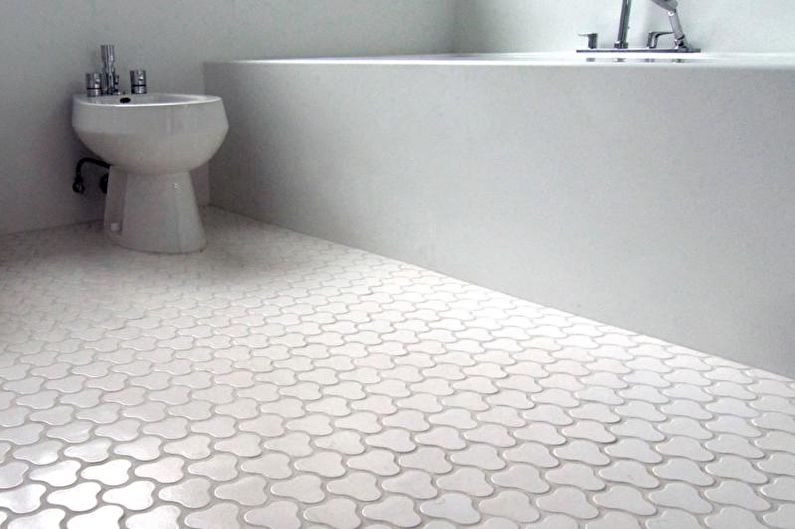 Biely dizajn kúpeľne - povrchová úprava podlahy