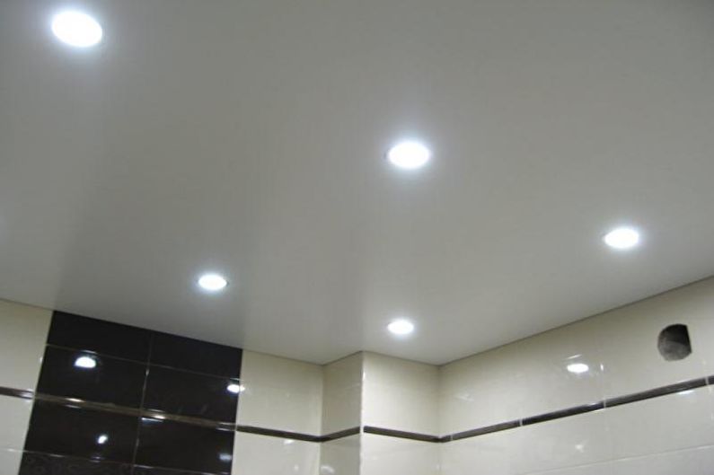 Λευκό σχέδιο μπάνιου - φινίρισμα οροφής