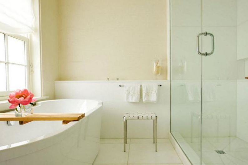 Εσωτερική διακόσμηση λευκού μπάνιου - φωτογραφία