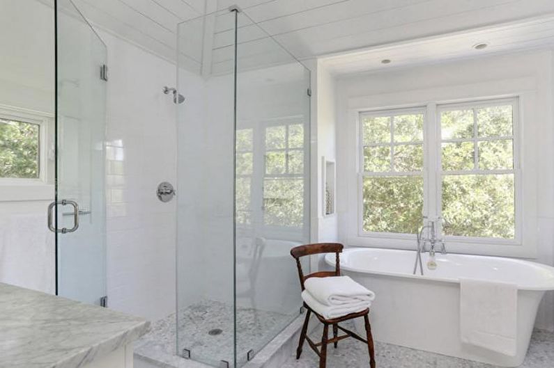 Εσωτερική διακόσμηση λευκού μπάνιου - φωτογραφία