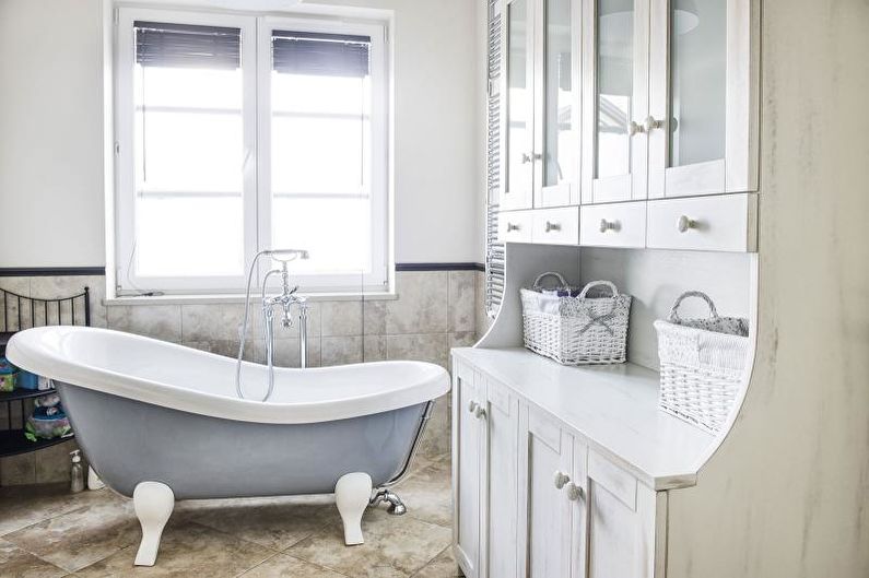 Biela kúpeľňa v štýle Provence - interiérový dizajn