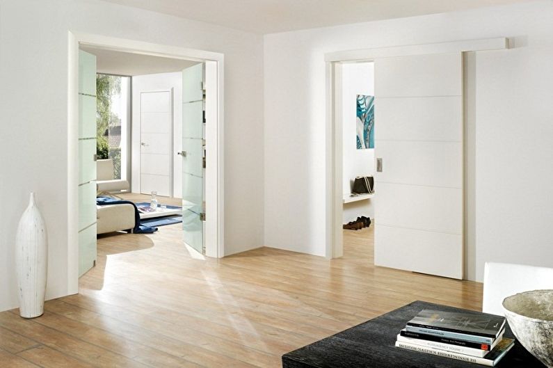 Portas brancas em diferentes estilos de interiores - minimalismo lacônico