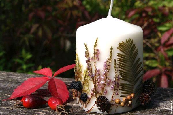 Kerze verziert mit natürlichen Materialien