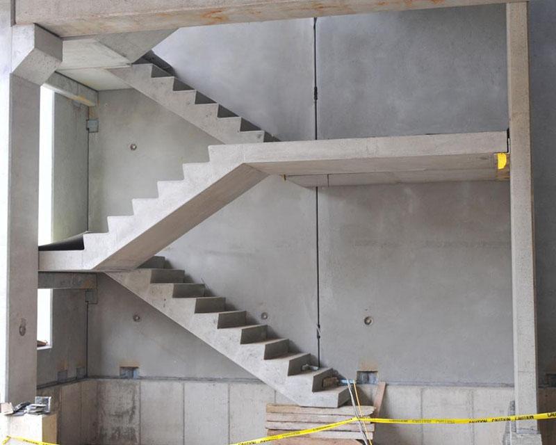 betonové schodiště ve vícepodlažní budově