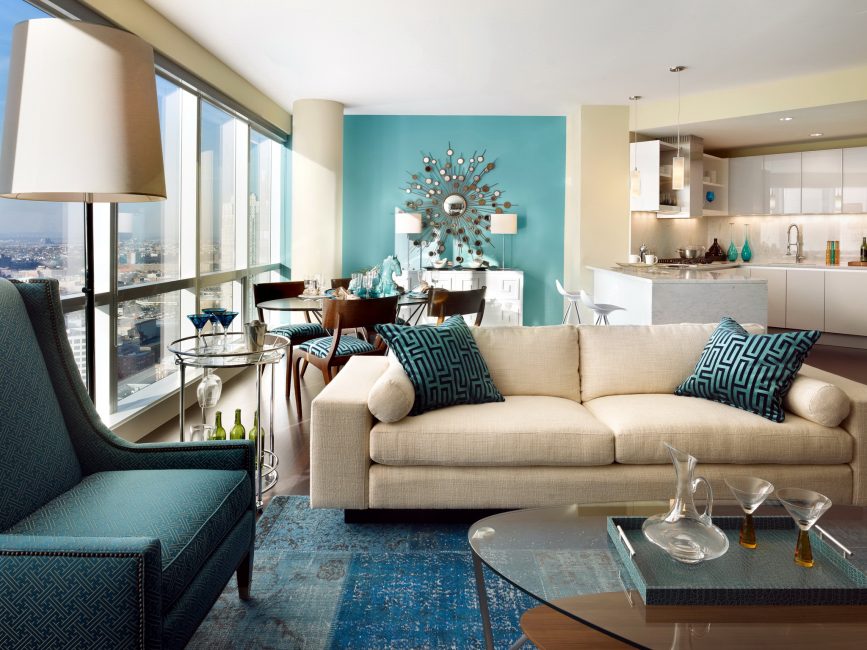 Svetlo béžový nábytok vyzerá vyvážene s elegantnými modrými stenami
