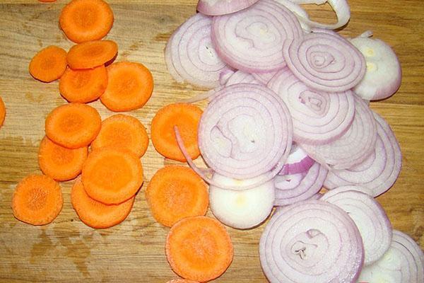 Zwiebeln und Karotten hacken