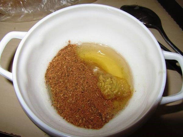 Honig-Senf und Gewürze mischen