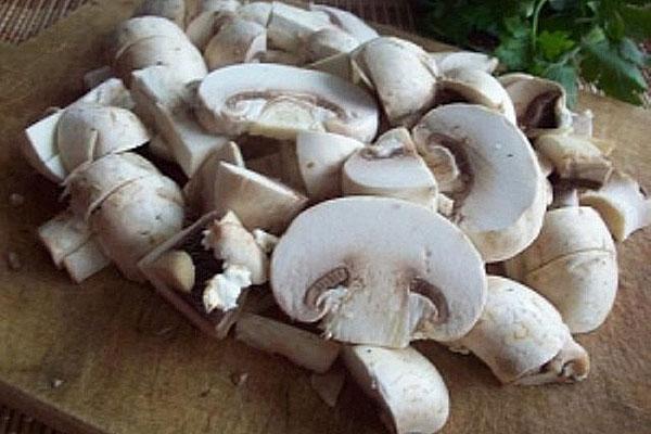 nasekejte a opečte houby