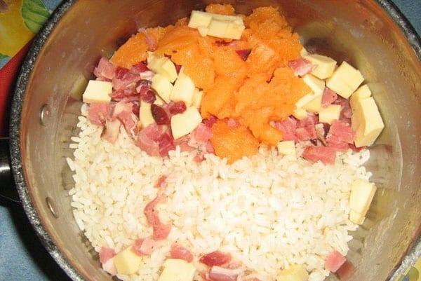 Kombinieren Sie Fleisch, gekochten Reis, Melone, Käse
