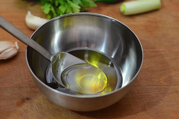 Weinessig und Olivenölsauce