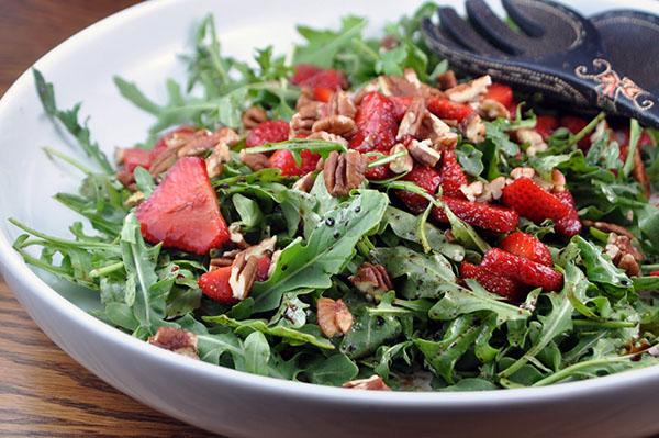Salat mit Rucola und Erdbeeren