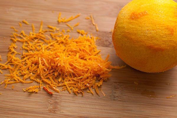 nastrouhejte kůru z pomeranče