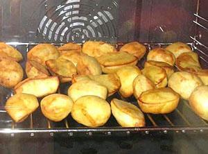 Ofenkartoffeln auf einem Kuchengitter