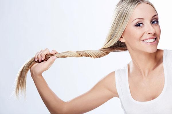 okra zlepšuje strukturu vlasů