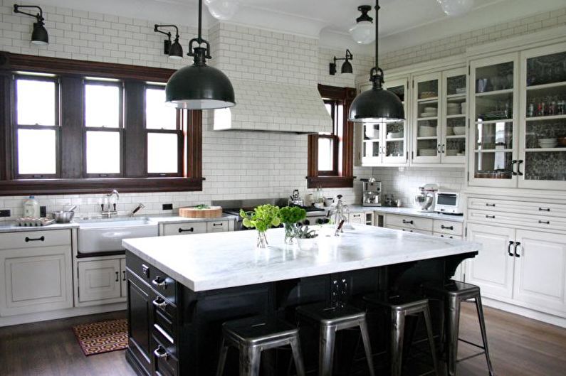 Interiér kuchyne v čiernej a bielej farbe - foto