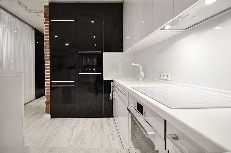 Kjøkkeninnredning i svart og hvitt - foto
