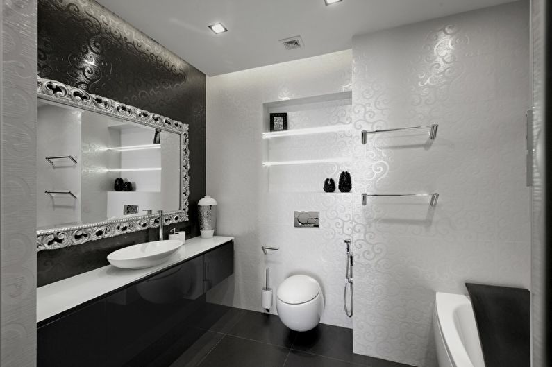 Notranjost kopalnice v črno -beli barvi - fotografija