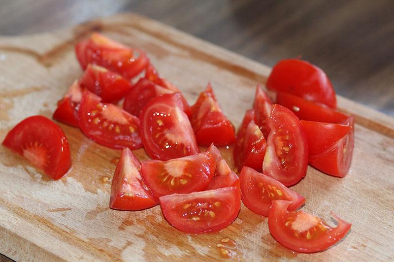 die Tomaten hacken