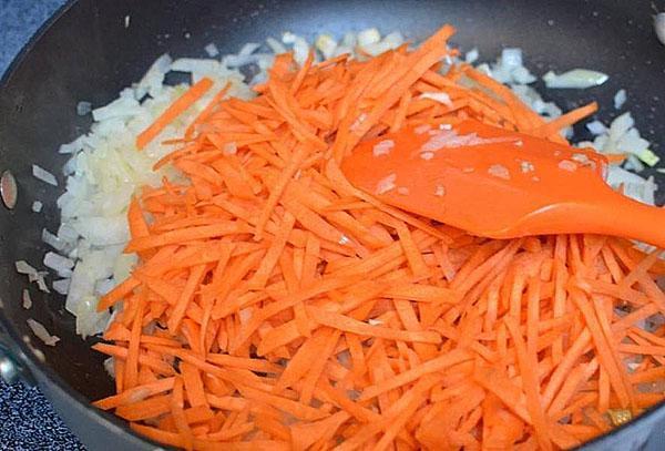 Zwiebeln und Karotten anbraten