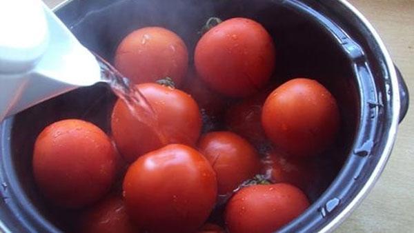 die Tomaten mit kochendem Wasser überbrühen