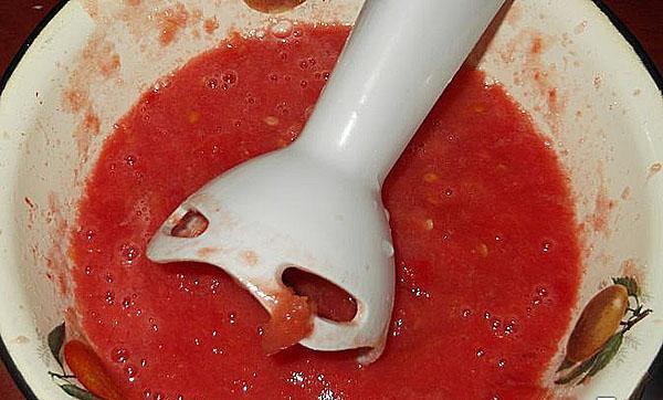Tomaten hacken und kochen
