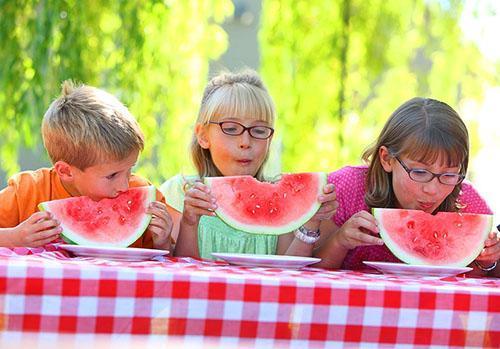 Allergien gegen Wassermelonen können sowohl bei Erwachsenen als auch bei Kindern auftreten