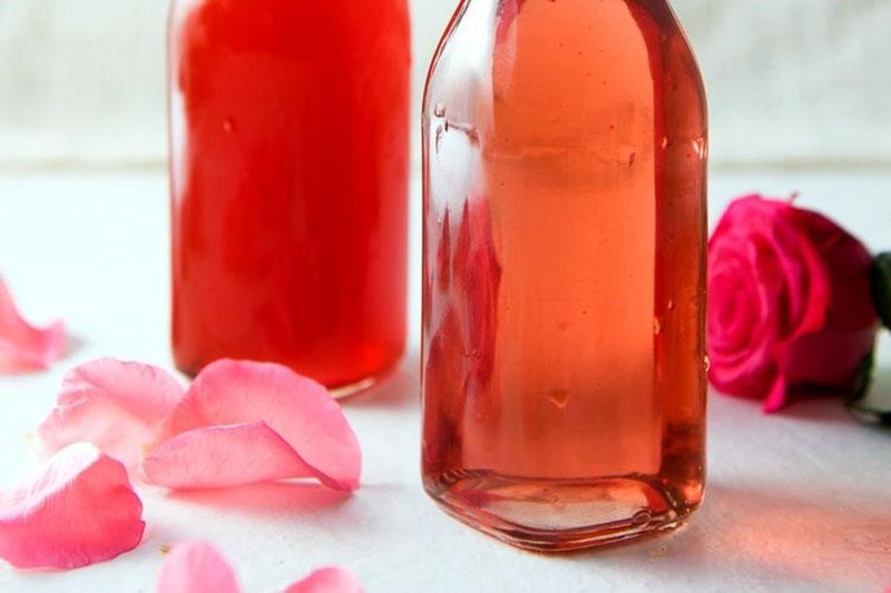 růžové lístkové víno